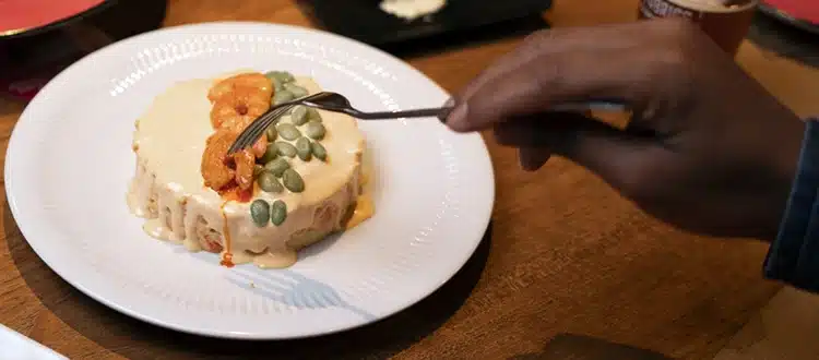 Entrante de Ensaladilla rusa al kimchee con langostinos