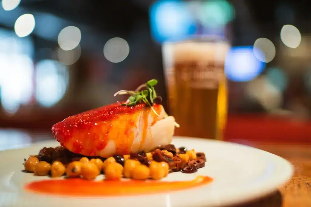 Bacalao asado con alioli de cilantro y garbanzos salteados